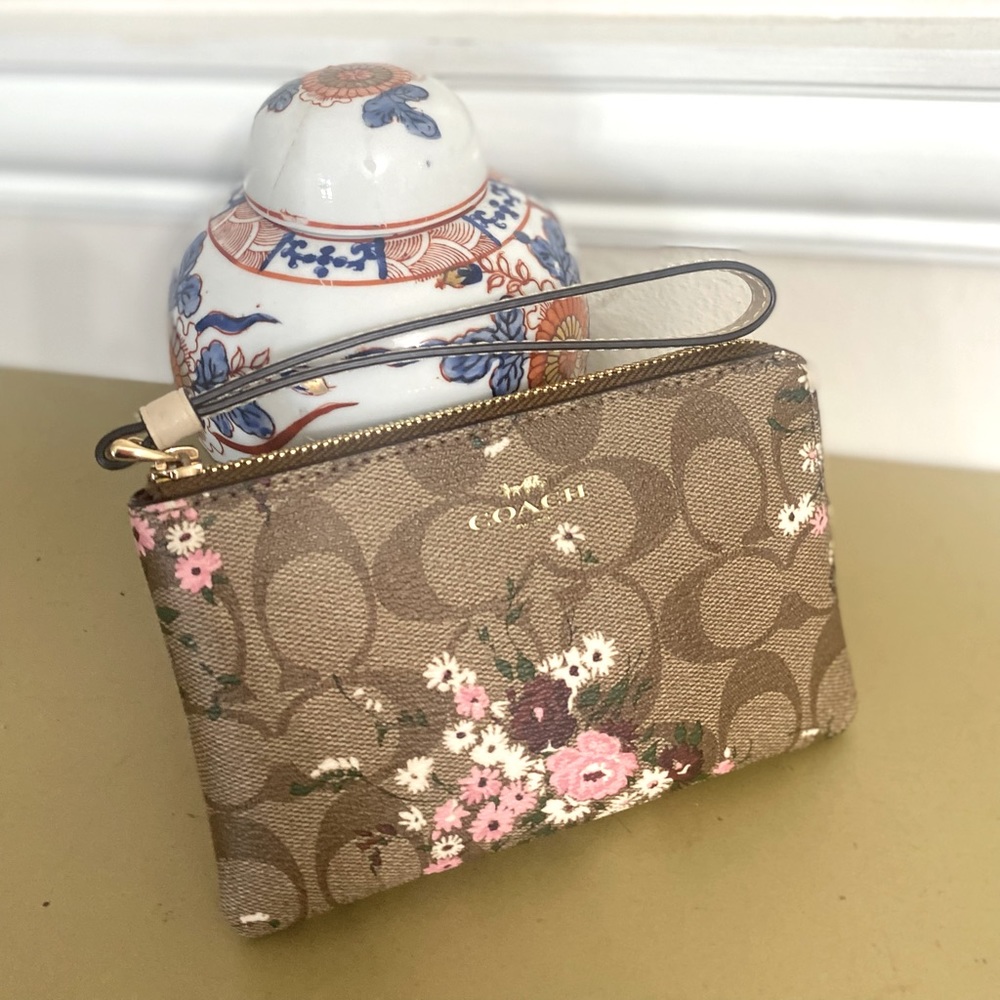 Coach Corner Zip Wristlet In Signature C Floral Print